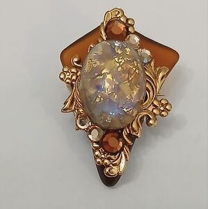 Beautifull  vintage  oval brooch pendant